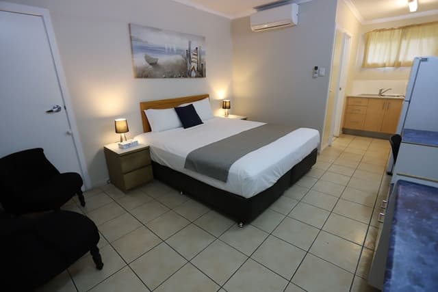 Deluxe Studio Suite, Kitchen