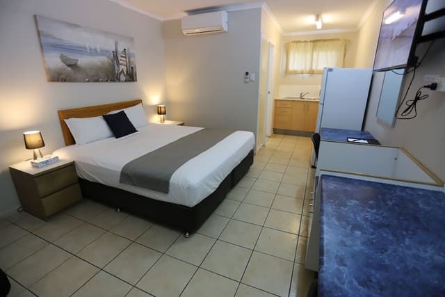 Deluxe Studio Suite, Kitchen