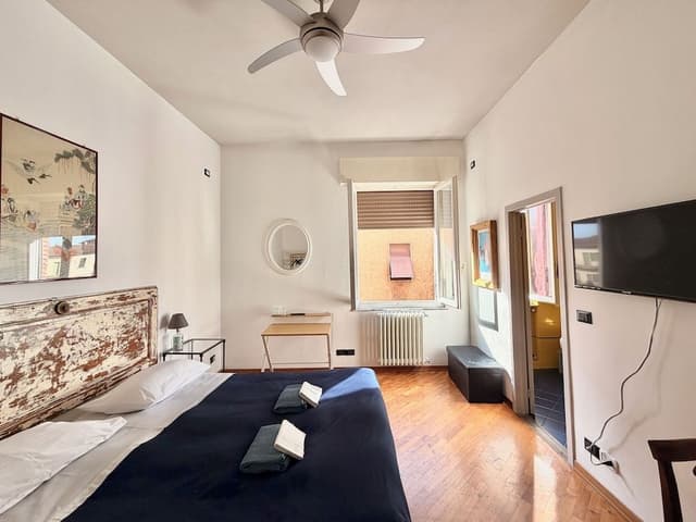Standard Room, 1 King Bed, Private Bathroom