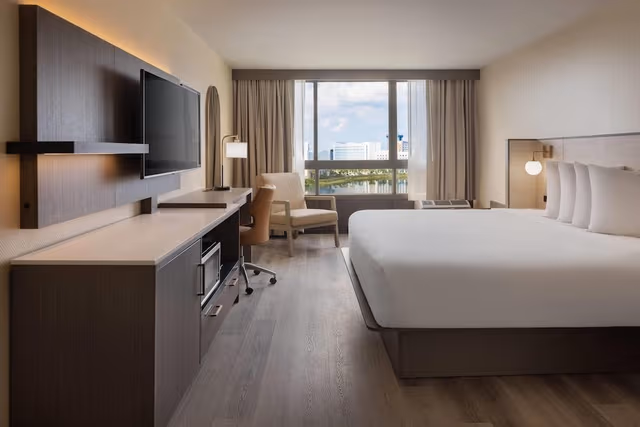 Newly Renovated, Deluxe Room, 1 King Bed, Non Smoking, Lake View, Higher Floor (NO RESORT FEE)