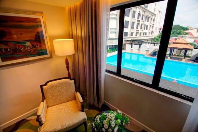 Premier Pool View Queen