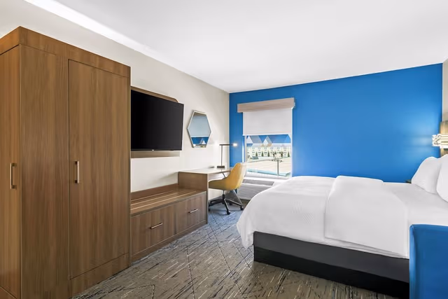 Standard Room, 1 King Bed, Roll-in Shower (Communications, Mobility)