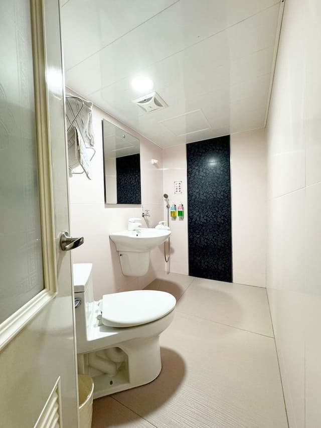 Double Room, No Windows