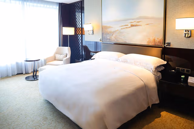 KING ACCESSIBLE GUEST ROOM W/ ROLL IN SHOWER