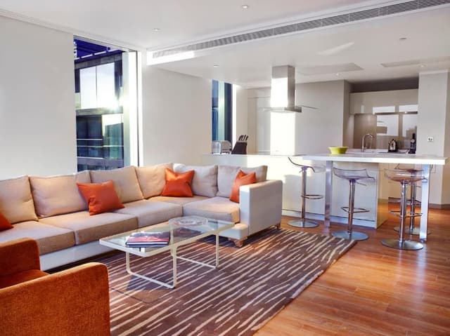 Deluxe Three-Bedroom Apartment with Tower Bridge View