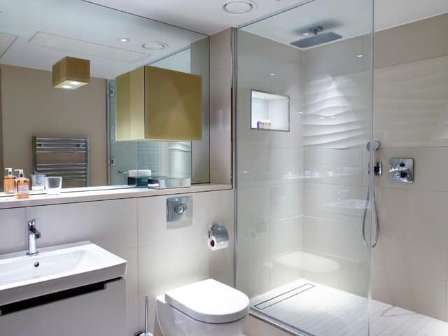 Deluxe Three-Bedroom Apartment with Tower Bridge View