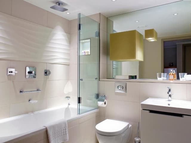 Deluxe Three-Bedroom Apartment with Tower Bridge View