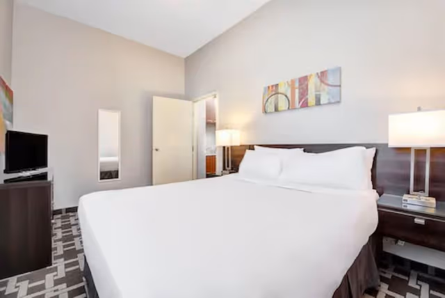 Suite, 1 Queen Bed, Kitchenette