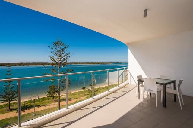 1 Bedroom + Study, Broadwater View