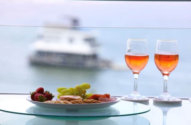 2 Bedroom Superior Apartment with Broadwater View