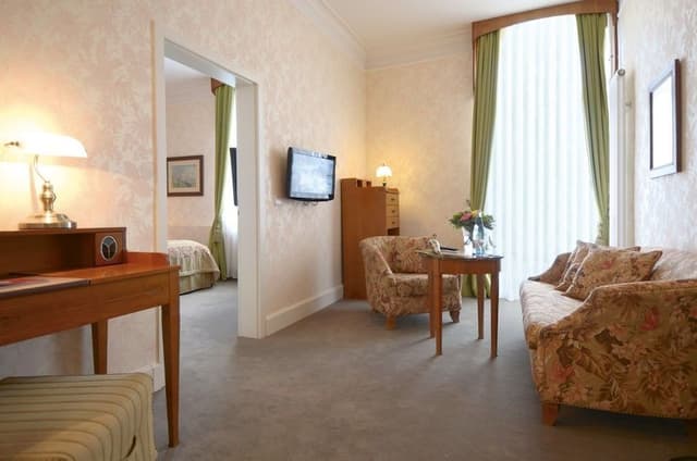 Suite, 1 Double Bed (Converts to 2 Twin Beds;Living Room)