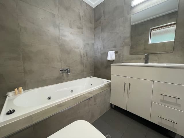 Deluxe Room, Jetted Tub