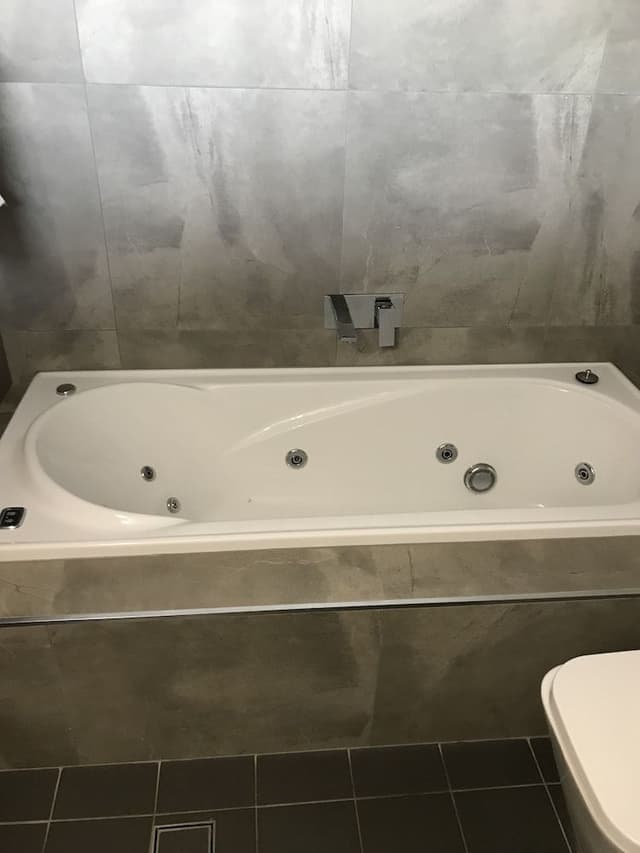 Deluxe Room, Jetted Tub