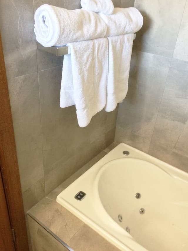 Deluxe Room, Jetted Tub