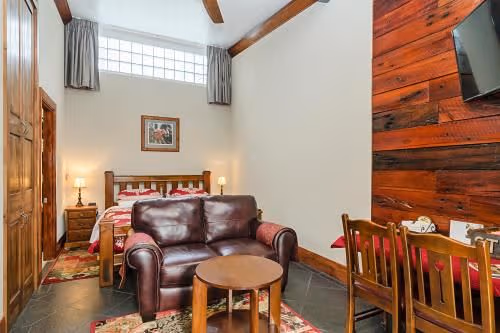 1 King Bed Deluxe Suite with Breakfast, No Smoking