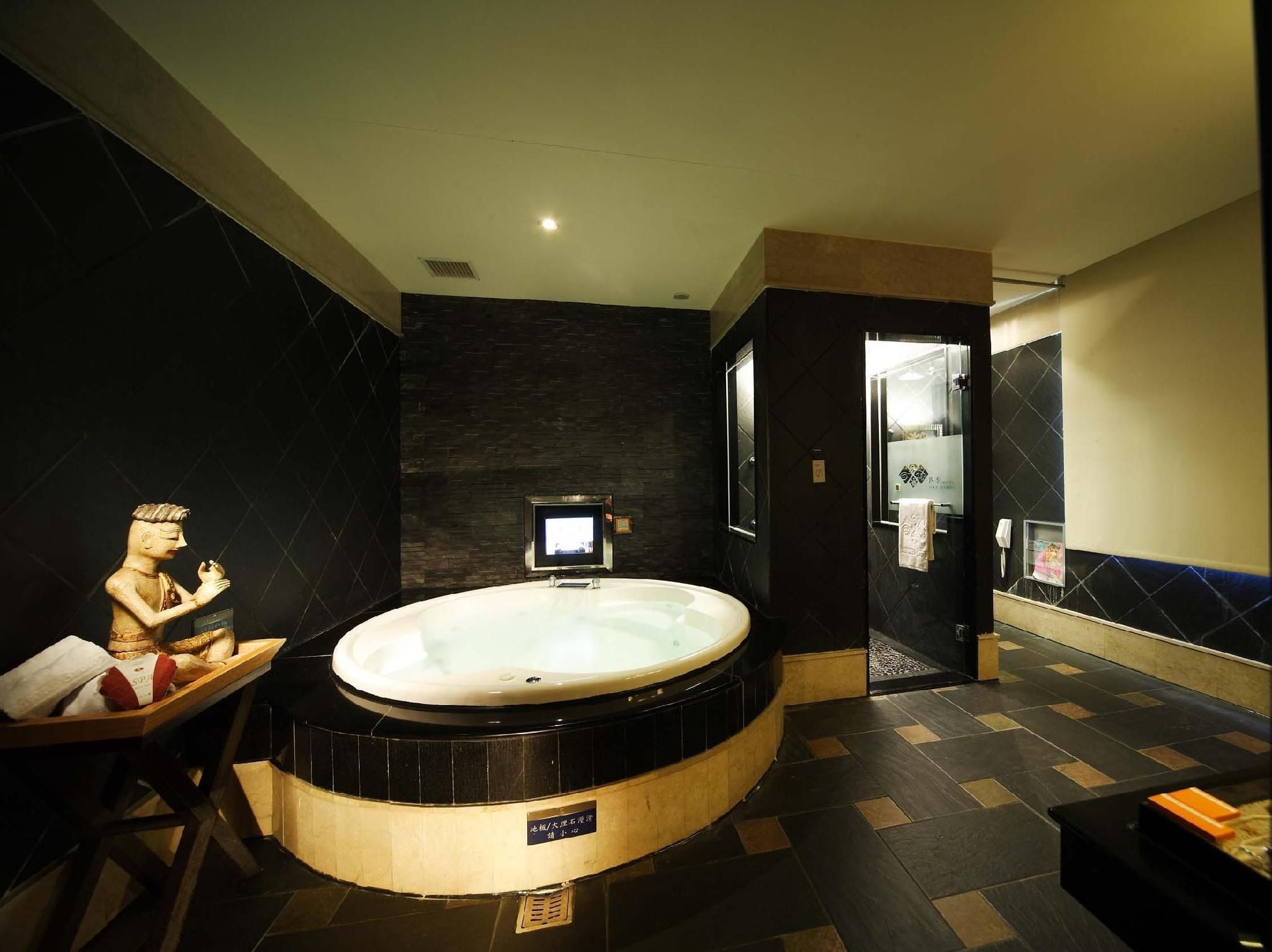 โฟร์ ซีซั่นส์ โมเทล (Four Seasons Motel)2