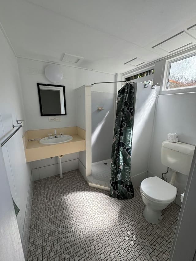 Queen Ensuite Room