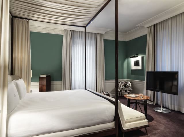 Room (Master)