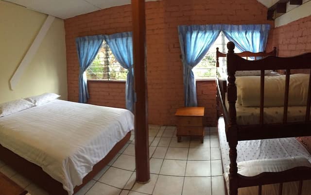 Willies Cottage (2 Single, 2 Queen, 3 bunk beds)