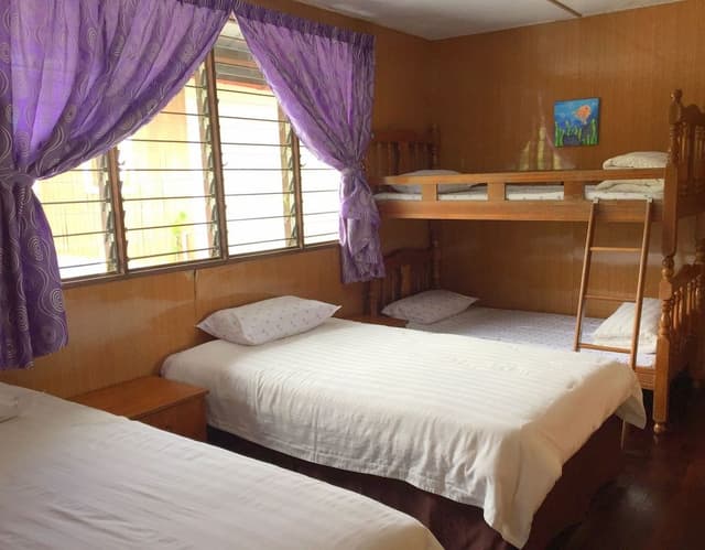 Willies Cottage (2 Single, 2 Queen, 3 bunk beds)