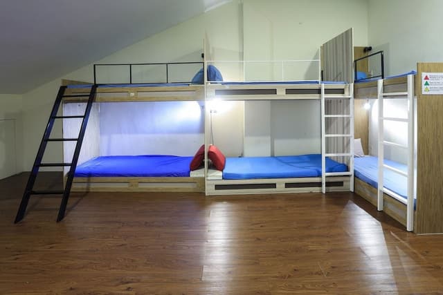 Shared Dormitory, Men only