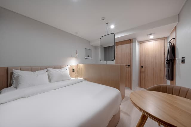 Deluxe - Check-In Mon-Thu 6PM, Fri, Sun 8PM, Sat, Holiday Eve 10PM, No Parking