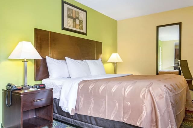 1 King Bed, Efficiency, Nonsmoking
