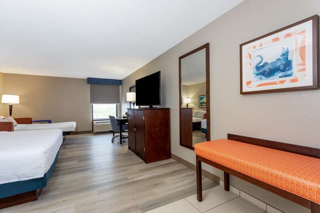 1 KING LARGER ROOM W/SOFABD/MICROWV/FRIDGE NS