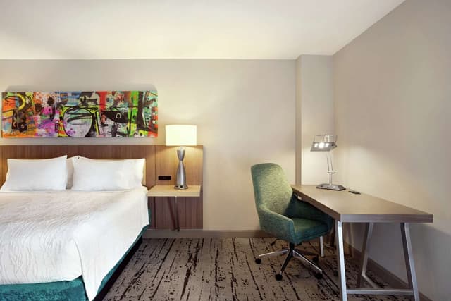1 KING MOBILITY/HEARING ACCESSIBLE W/ BATHTUB