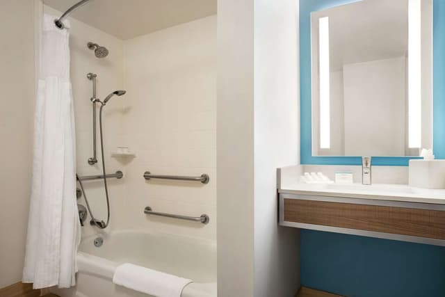 2 QUEEN MOBILITY/HEARING ACCESSIBLE W/BATHTUB