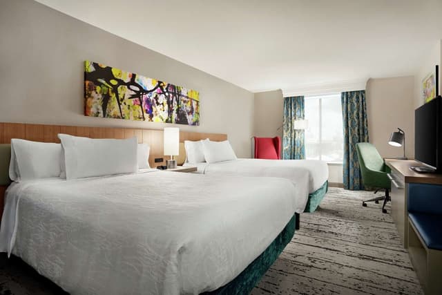 2 QUEEN BEDS