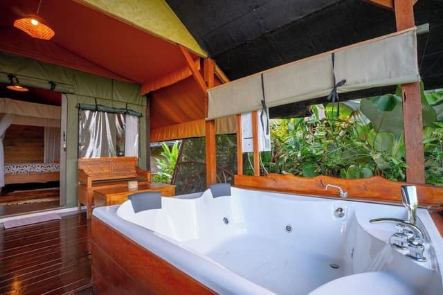 Grand Jacuzzi Tent