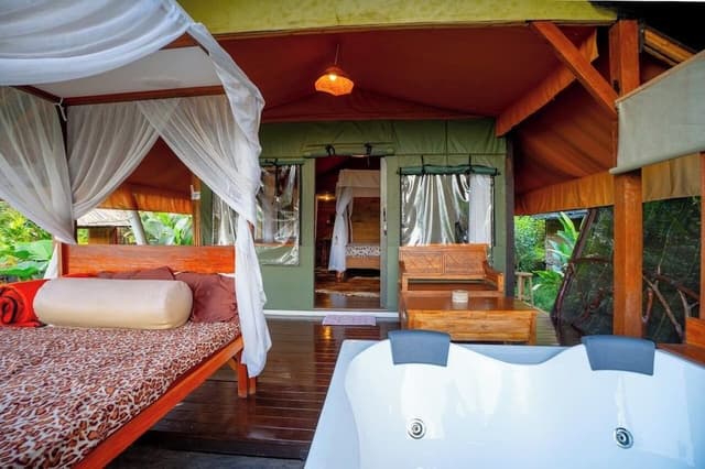 Grand Jacuzzi Tent