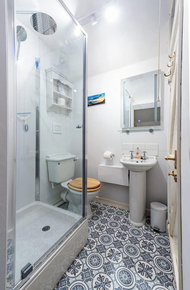 Twin Room, Shared Bathroom (Room 4)