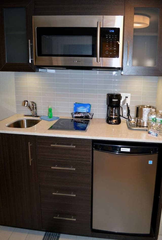 Suite, 1 King Bed, Kitchen