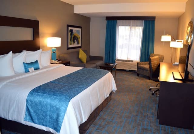 Suite, 1 King Bed, Kitchen