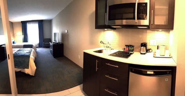 Suite, 2 Queen Beds, Kitchen