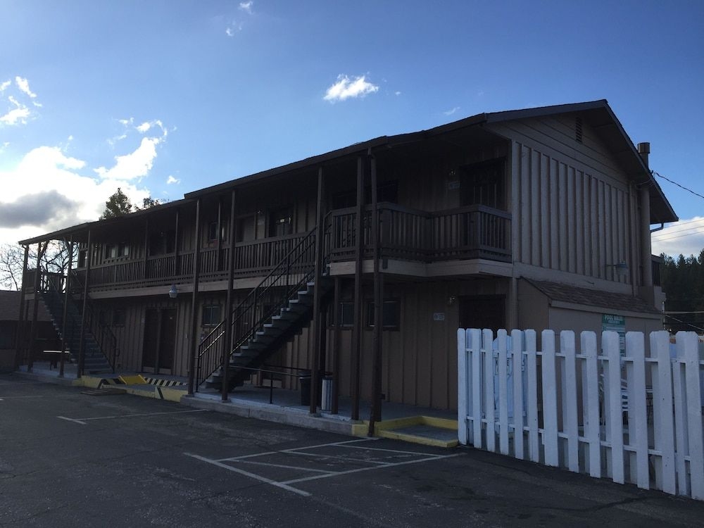 Holiday Lodge Grass Valley1