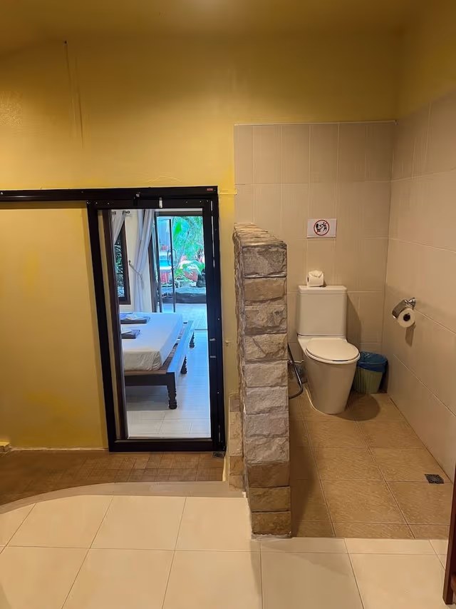 Deluxe Suite, 1 King Bed, Pool View