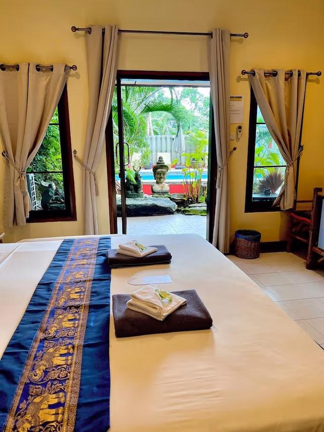Deluxe Suite, 1 King Bed, Pool View