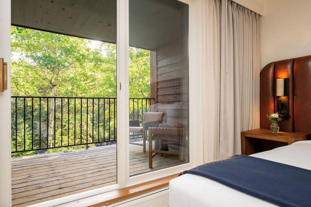Room, 1 King Bed (Creekside)