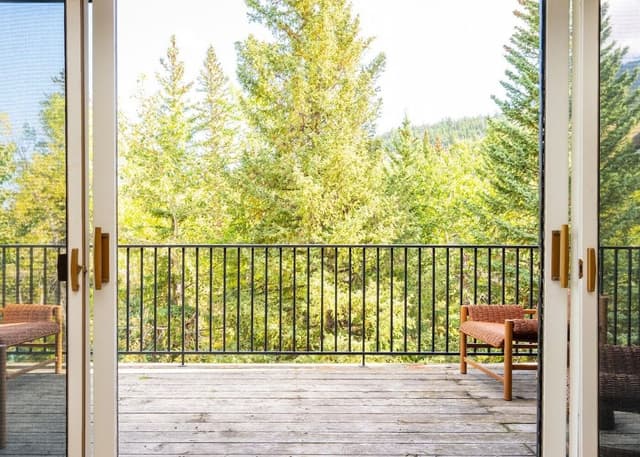 Room, 1 King Bed (Creekside)
