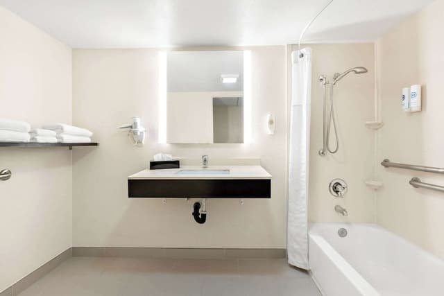 Room, 1 King Bed, Accessible, Non Smoking (Accessible Tub)