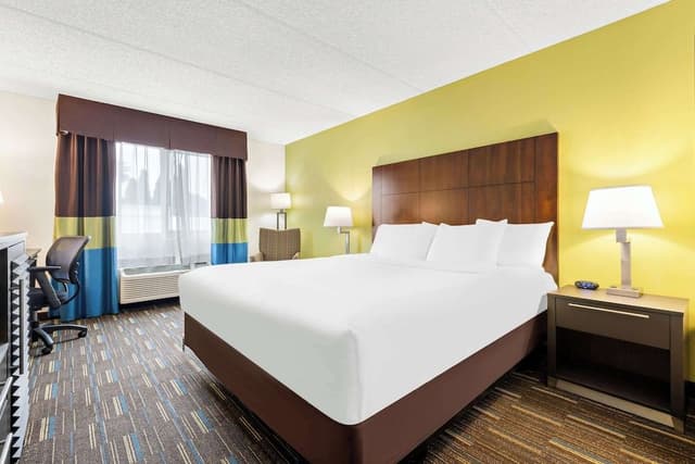 Room, 1 King Bed, Accessible, Non Smoking (Accessible Tub)