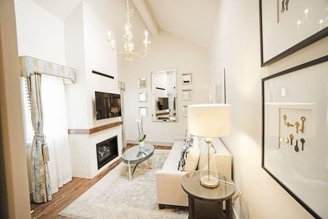 1 King Bed, Ensuite, (Carriage House)