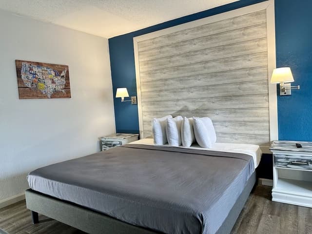 Basic Single Room, 1 King Bed, Non Smoking