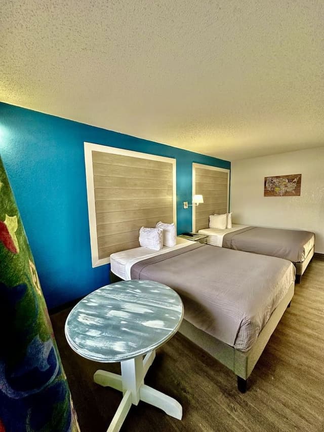 Basic Single Room, 1 King Bed, Non Smoking