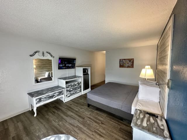 Basic Single Room, 1 King Bed, Non Smoking