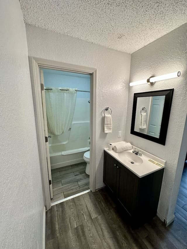 Basic Single Room, 1 King Bed, Non Smoking