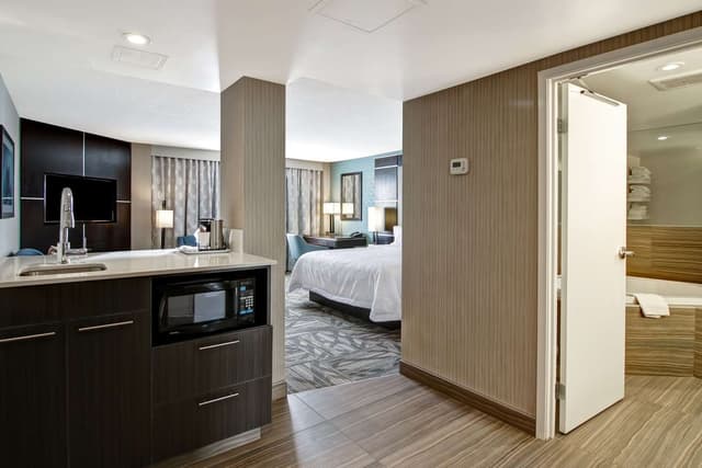 1 KING BED DELUXE ROOM WITH WHIRLPOOL NONSMOK